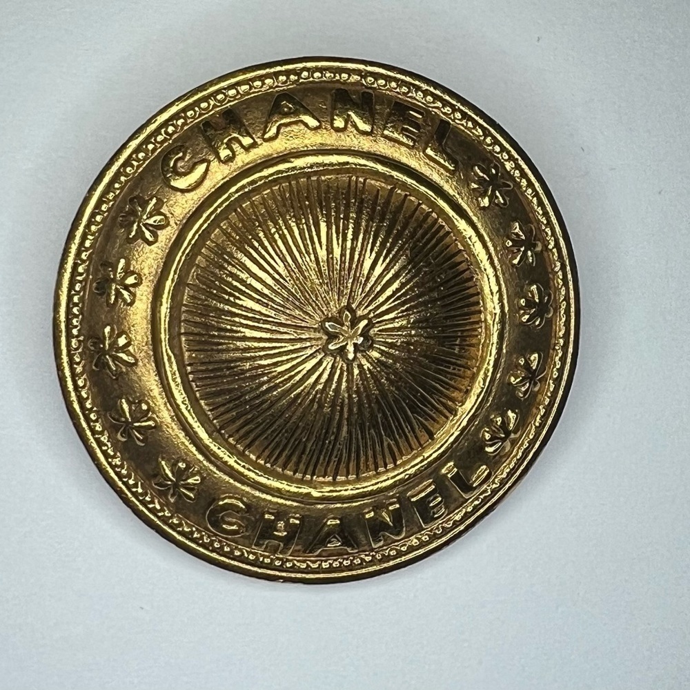 Vintage gold Chanel Brooch. - Picture 9 of 9